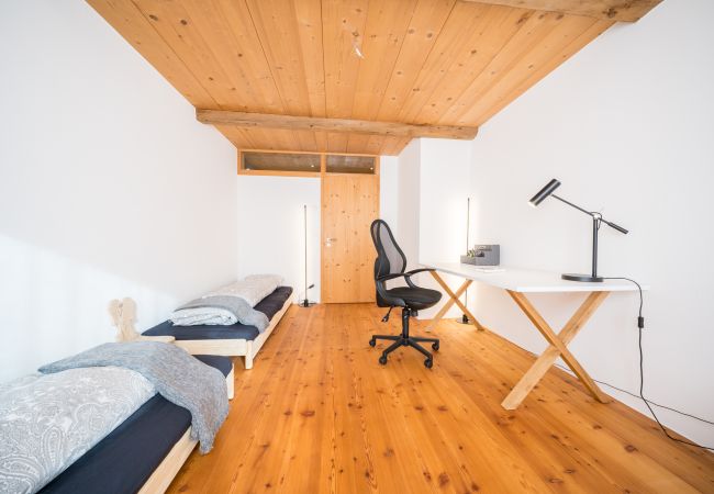 Ferienwohnung in Ardez - Chasa Pro La Tuor: Renovierte Exklusive 4.5-Zimmerwohnung in einem Engadiner Haus am historischen Wohnturm aus dem 13. Jhd. Ferienwohnung in Ardez - Chasa Pro La Tuor: Renovierte Exklusive 4.5-Zimmerwohnung in einem Engadiner Haus am historischen Wohnturm aus dem 13. Jhd.