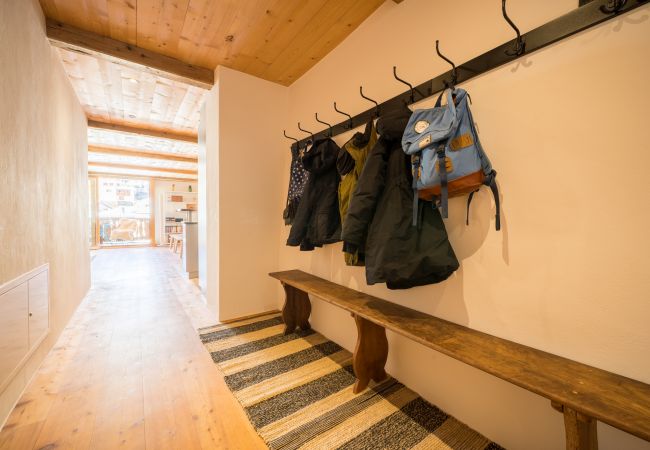 Ferienwohnung in Ardez - Chasa Pro La Tuor: Renovierte Exklusive 4.5-Zimmerwohnung in einem Engadiner Haus am historischen Wohnturm aus dem 13. Jhd. Ferienwohnung in Ardez - Chasa Pro La Tuor: Renovierte Exklusive 4.5-Zimmerwohnung in einem Engadiner Haus am historischen Wohnturm aus dem 13. Jhd.