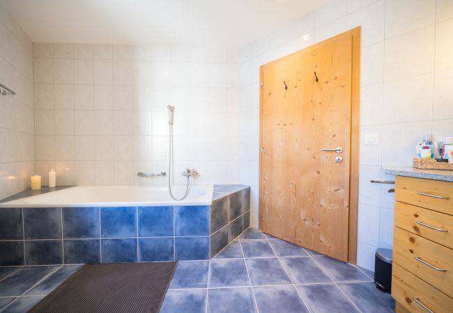 Ferienwohnung in Ardez - Chasa Pro La Tuor: Renovierte Exklusive 4.5-Zimmerwohnung in einem Engadiner Haus am historischen Wohnturm aus dem 13. Jhd. Ferienwohnung in Ardez - Chasa Pro La Tuor: Renovierte Exklusive 4.5-Zimmerwohnung in einem Engadiner Haus am historischen Wohnturm aus dem 13. Jhd.