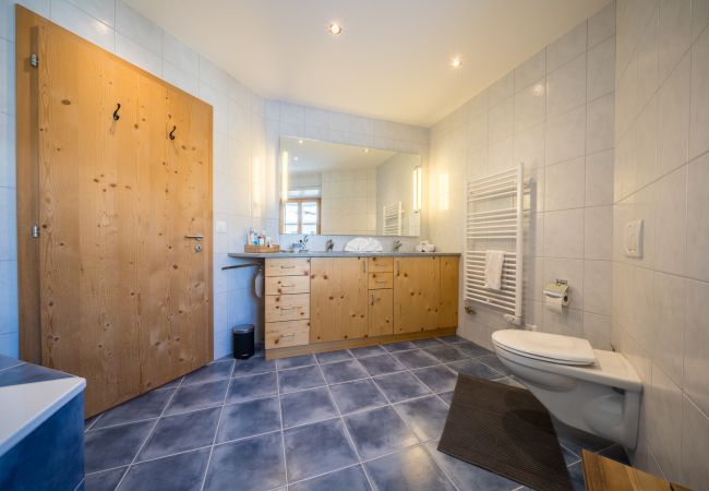 Ferienwohnung in Ardez - Chasa Pro La Tuor: Renovierte Exklusive 4.5-Zimmerwohnung in einem Engadiner Haus am historischen Wohnturm aus dem 13. Jhd. Ferienwohnung in Ardez - Chasa Pro La Tuor: Renovierte Exklusive 4.5-Zimmerwohnung in einem Engadiner Haus am historischen Wohnturm aus dem 13. Jhd.