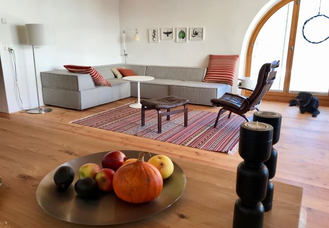 Ferienwohnung in Ardez - Chasa Pro La Tuor: Renovierte Exklusive 4.5-Zimmerwohnung in einem Engadiner Haus am historischen Wohnturm aus dem 13. Jhd. Ferienwohnung in Ardez - Chasa Pro La Tuor: Renovierte Exklusive 4.5-Zimmerwohnung in einem Engadiner Haus am historischen Wohnturm aus dem 13. Jhd.