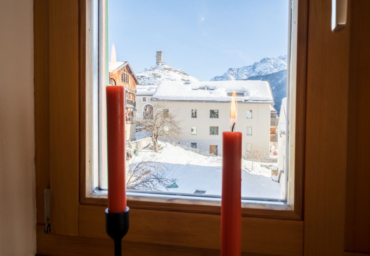 Ferienwohnung in Ardez - CHASA PRO LA TUOR: RENOVIERTE EXKLUSIVE 4.5 ZIMMERWOHNUNG IN EINEM ENGADINER HAUS IN ARDEZ AM HISTORISCHEN WOHNTURM AUS DEM 13. JAHRHUNDERT ANGEBAUT.