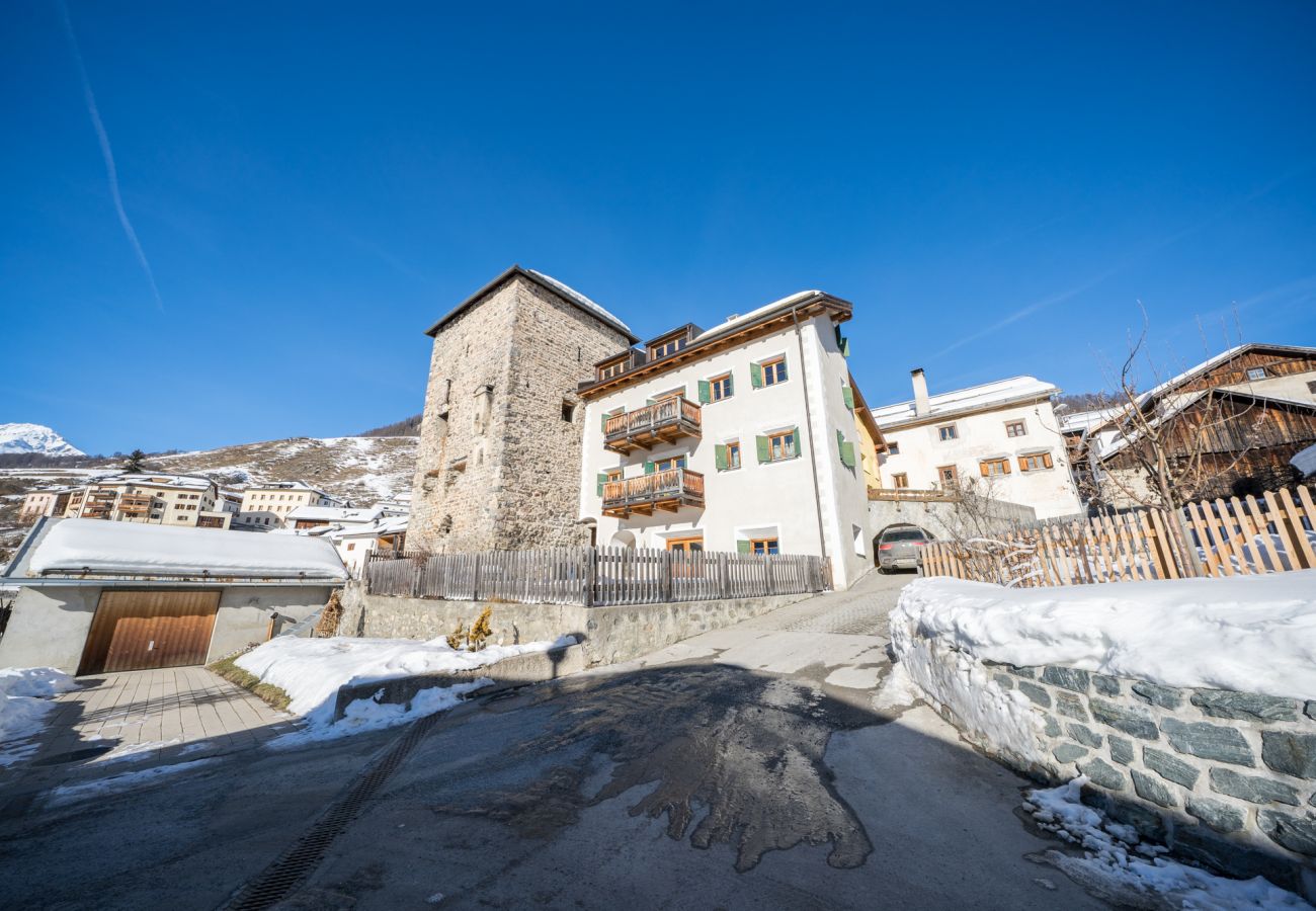 Ferienwohnung in Ardez - CHASA PRO LA TUOR: RENOVIERTE EXKLUSIVE 4.5 ZIMMERWOHNUNG IN EINEM ENGADINER HAUS IN ARDEZ AM HISTORISCHEN WOHNTURM AUS DEM 13. JAHRHUNDERT ANGEBAUT.