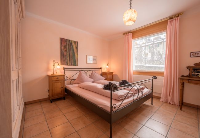 Ferienwohnung in Scuol - Palazzi Pratour: Grosszügige 4.5 Zimmer-Maisonettewohnung mit Aussicht oberhalb des historischen Dorfteils Ferienwohnung in Scuol - Palazzi Pratour: Grosszügige 4.5 Zimmer-Maisonettewohnung mit Aussicht oberhalb des historischen Dorfteils