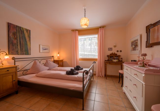 Ferienwohnung in Scuol - Palazzi Pratour: Grosszügige 4.5 Zimmer-Maisonettewohnung mit Aussicht oberhalb des historischen Dorfteils Ferienwohnung in Scuol - Palazzi Pratour: Grosszügige 4.5 Zimmer-Maisonettewohnung mit Aussicht oberhalb des historischen Dorfteils