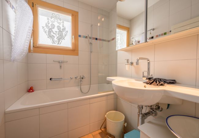 Ferienwohnung in Scuol - Palazzi Pratour: Grosszügige 4.5 Zimmer-Maisonettewohnung mit Aussicht oberhalb des historischen Dorfteils Ferienwohnung in Scuol - Palazzi Pratour: Grosszügige 4.5 Zimmer-Maisonettewohnung mit Aussicht oberhalb des historischen Dorfteils