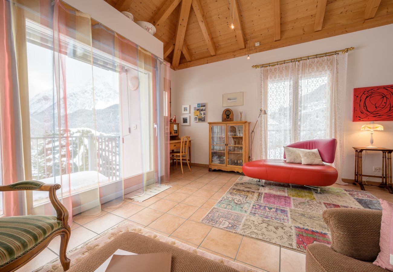 Ferienwohnung in Scuol - PALAZZI PRATOUR: GROSSZÜGIGE UND GEMÜTLICHE 4.5 ZIMMER-MAISONETTEWOHNUNG MIT AUSSICHT OBERHALB DES HISTORISCHEN DORFTEILS VON SCUOL