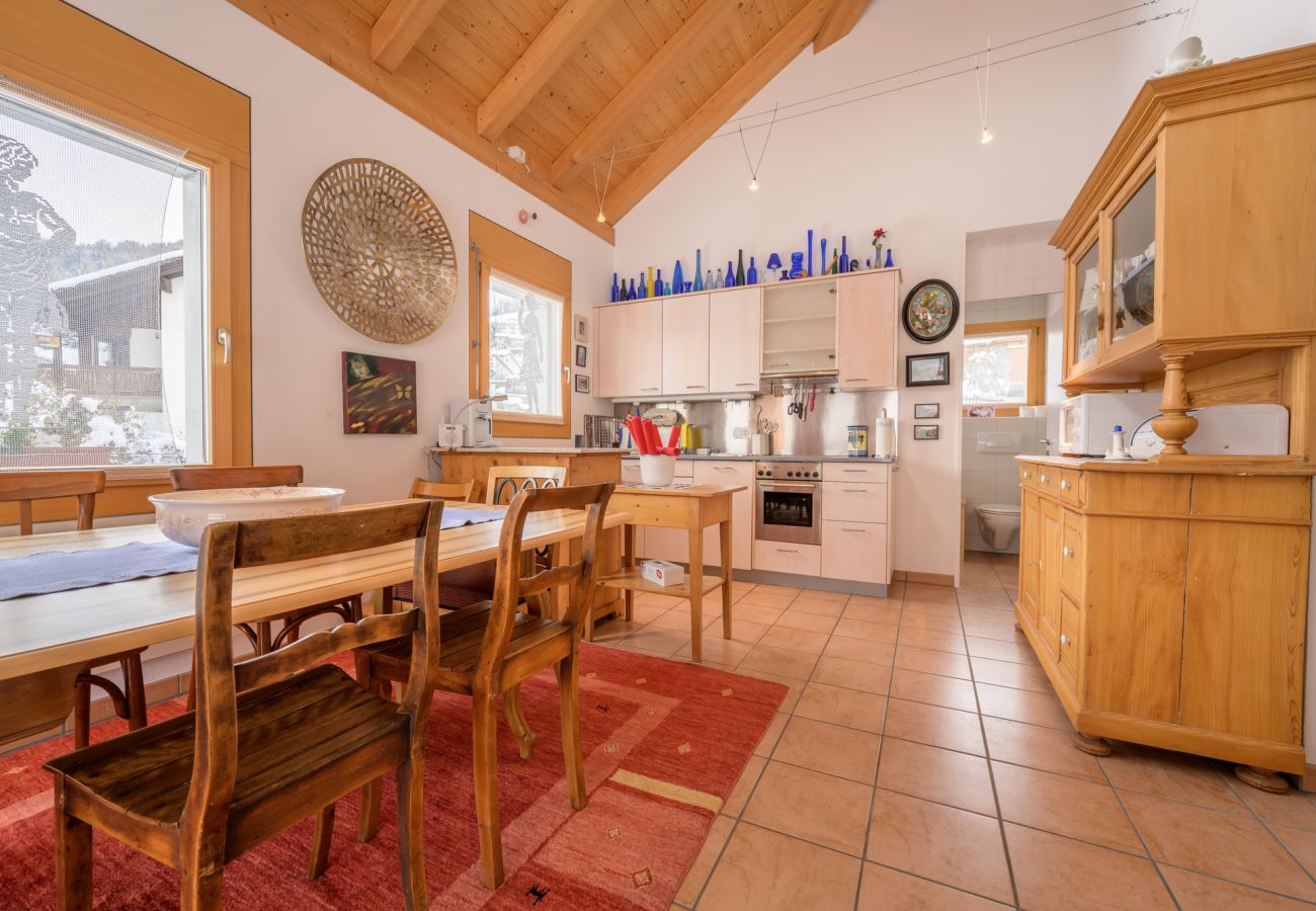 Ferienwohnung in Scuol - Palazzi Pratour: Grosszügige 4.5 Zimmer-Maisonettewohnung mit Aussicht oberhalb des historischen Dorfteils