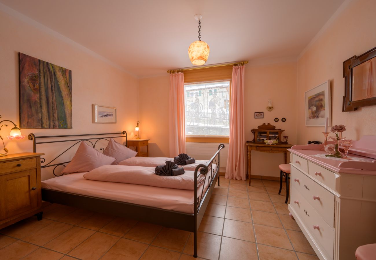 Ferienwohnung in Scuol - PALAZZI PRATOUR: GROSSZÜGIGE UND GEMÜTLICHE 4.5 ZIMMER-MAISONETTEWOHNUNG MIT AUSSICHT OBERHALB DES HISTORISCHEN DORFTEILS VON SCUOL