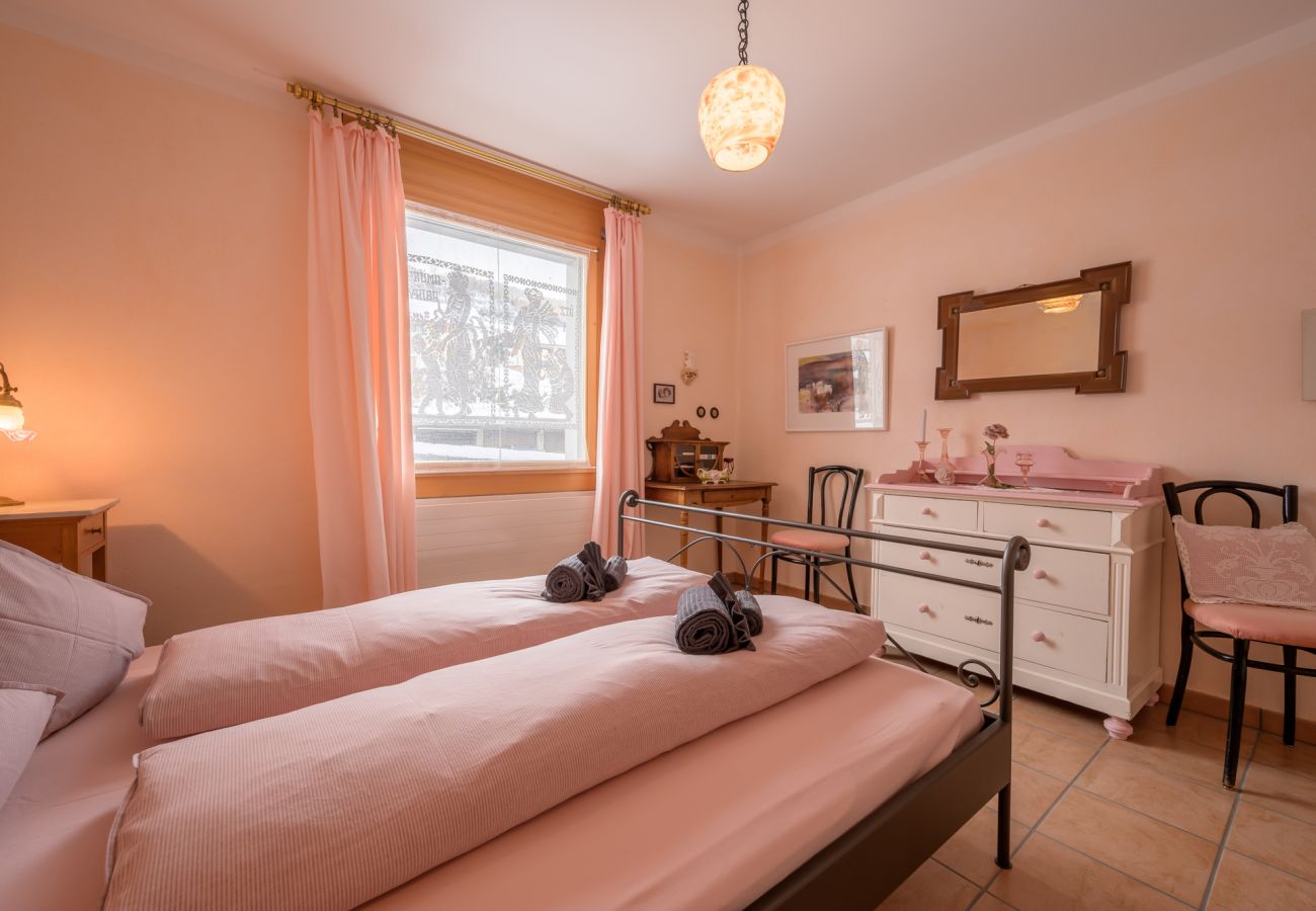 Ferienwohnung in Scuol - PALAZZI PRATOUR: GROSSZÜGIGE UND GEMÜTLICHE 4.5 ZIMMER-MAISONETTEWOHNUNG MIT AUSSICHT OBERHALB DES HISTORISCHEN DORFTEILS VON SCUOL