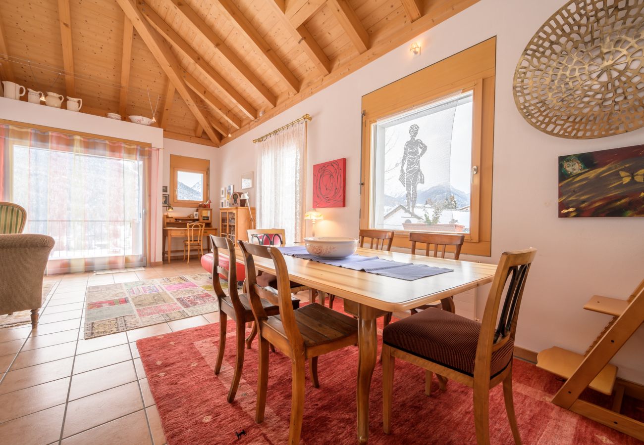 Ferienwohnung in Scuol - Palazzi Pratour: Grosszügige 4.5 Zimmer-Maisonettewohnung mit Aussicht oberhalb des historischen Dorfteils