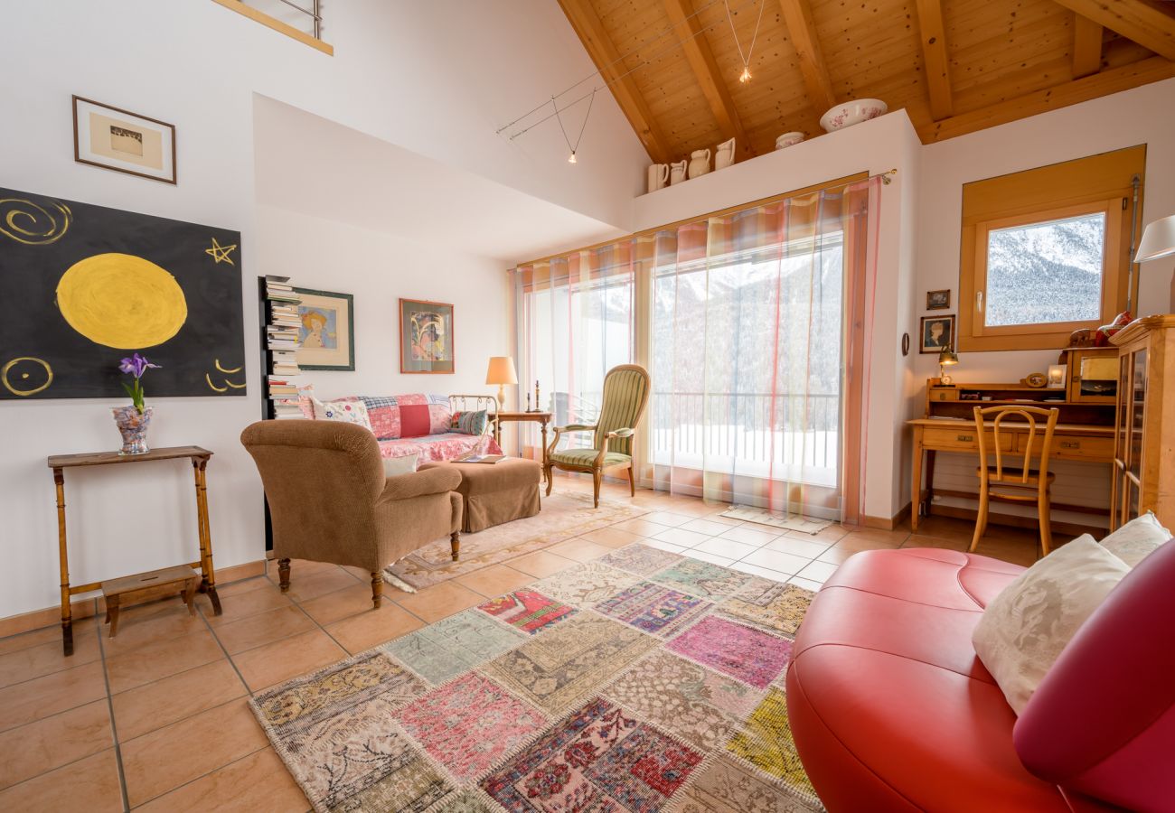 Ferienwohnung in Scuol - PALAZZI PRATOUR: GROSSZÜGIGE UND GEMÜTLICHE 4.5 ZIMMER-MAISONETTEWOHNUNG MIT AUSSICHT OBERHALB DES HISTORISCHEN DORFTEILS VON SCUOL