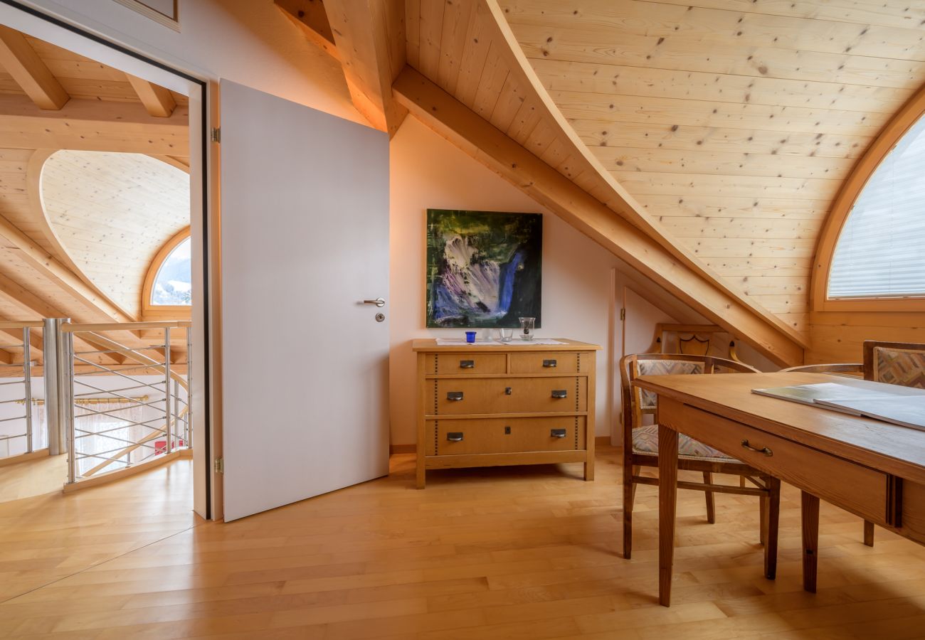 Ferienwohnung in Scuol - PALAZZI PRATOUR: GROSSZÜGIGE UND GEMÜTLICHE 4.5 ZIMMER-MAISONETTEWOHNUNG MIT AUSSICHT OBERHALB DES HISTORISCHEN DORFTEILS VON SCUOL