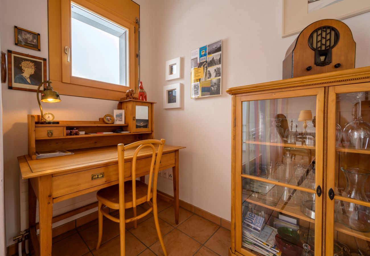 Ferienwohnung in Scuol - PALAZZI PRATOUR: GROSSZÜGIGE UND GEMÜTLICHE 4.5 ZIMMER-MAISONETTEWOHNUNG MIT AUSSICHT OBERHALB DES HISTORISCHEN DORFTEILS VON SCUOL