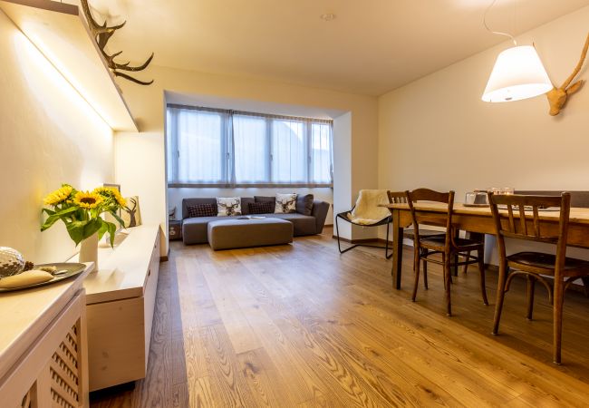 Ferienwohnung in Scuol - Chasa Vi: renovierte 4.5-Zimmerwohnung mitten im Zentrum von Scuol Ferienwohnung in Scuol - Chasa Vi: renovierte 4.5-Zimmerwohnung mitten im Zentrum von Scuol