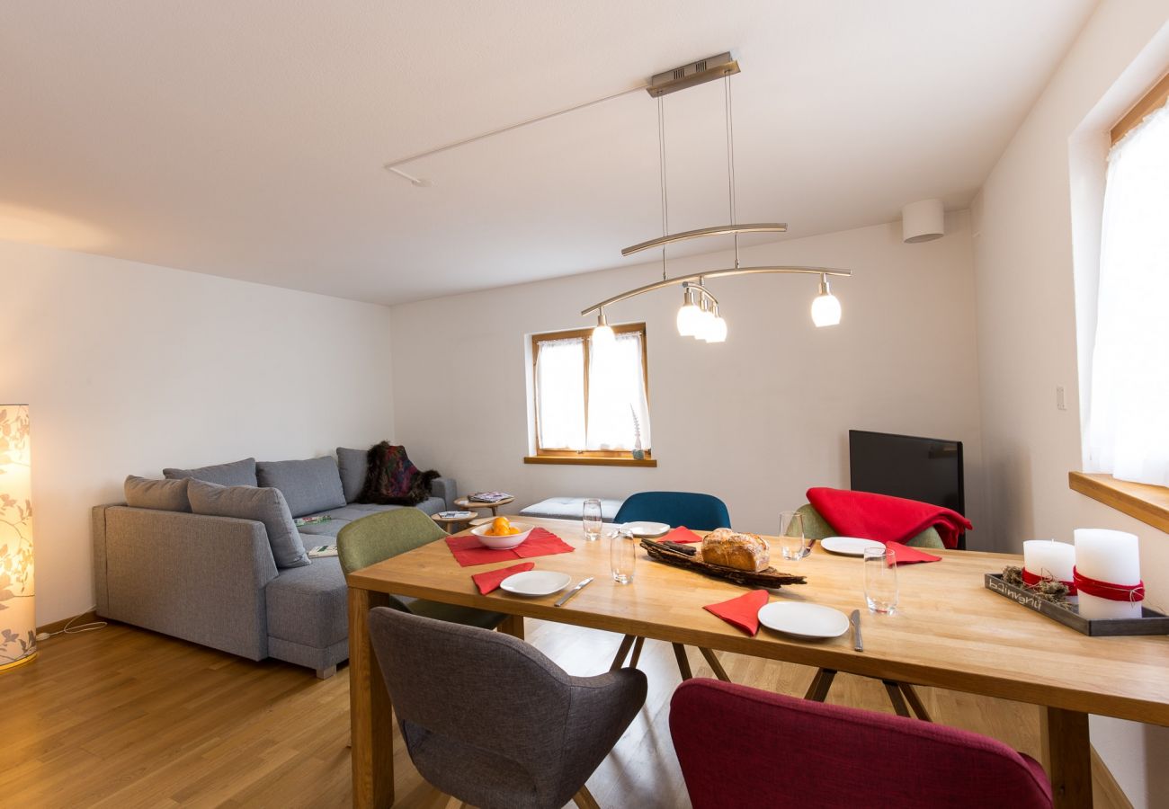 Ferienwohnung in Scuol - Chasa Praem: Renovierte 4.5 Zimmer Ferienwohnung in Scuol sot