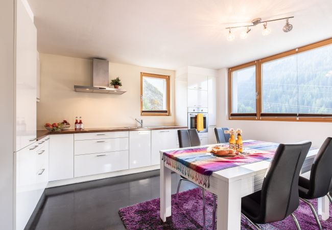 Ferienwohnung in Ardez - Chasa Sampuoir: Hüttenfeeling und modern in der 4.5-Zimmer-Maisonette-Wohnung Ferienwohnung in Ardez - Chasa Sampuoir: Hüttenfeeling und modern in der 4.5-Zimmer-Maisonette-Wohnung
