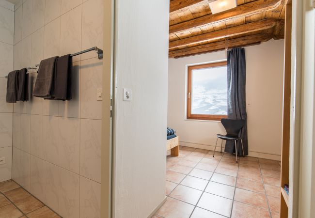Ferienwohnung in Tarasp - Chasa La Tschuffa: Exklusives Haus mit 4.5-Zimmer Maisonette am Fusse des Schloss Tarasp Ferienwohnung in Tarasp - Chasa La Tschuffa: Exklusives Haus mit 4.5-Zimmer Maisonette am Fusse des Schloss Tarasp