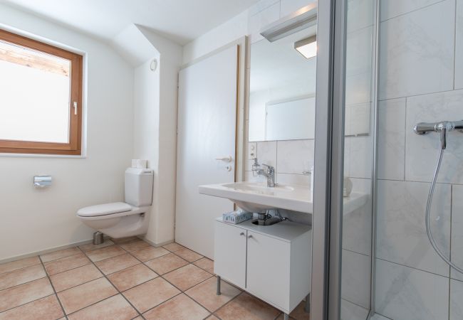 Ferienwohnung in Tarasp - Chasa La Tschuffa: Exklusives Haus mit 4.5-Zimmer Maisonette am Fusse des Schloss Tarasp Ferienwohnung in Tarasp - Chasa La Tschuffa: Exklusives Haus mit 4.5-Zimmer Maisonette am Fusse des Schloss Tarasp