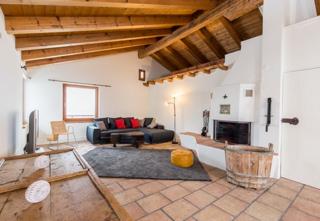 Ferienwohnung in Tarasp - Chasa La Tschuffa: Exklusives Haus mit 4.5-Zimmer Maisonette am Fusse des Schloss Tarasp Ferienwohnung in Tarasp - Chasa La Tschuffa: Exklusives Haus mit 4.5-Zimmer Maisonette am Fusse des Schloss Tarasp