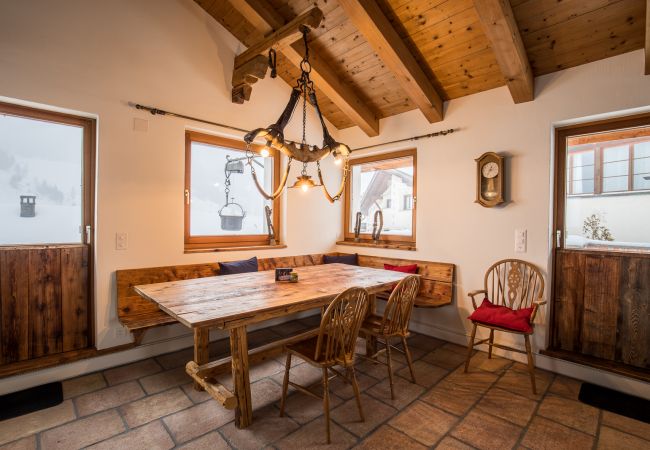 Ferienwohnung in Tarasp - Chasa La Tschuffa: Exklusives Haus mit 4.5-Zimmer Maisonette am Fusse des Schloss Tarasp Ferienwohnung in Tarasp - Chasa La Tschuffa: Exklusives Haus mit 4.5-Zimmer Maisonette am Fusse des Schloss Tarasp