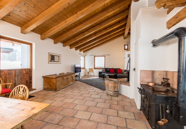 Ferienwohnung in Tarasp - Chasa La Tschuffa: Exklusives Haus mit 4.5-Zimmer Maisonette am Fusse des Schloss Tarasp Ferienwohnung in Tarasp - Chasa La Tschuffa: Exklusives Haus mit 4.5-Zimmer Maisonette am Fusse des Schloss Tarasp