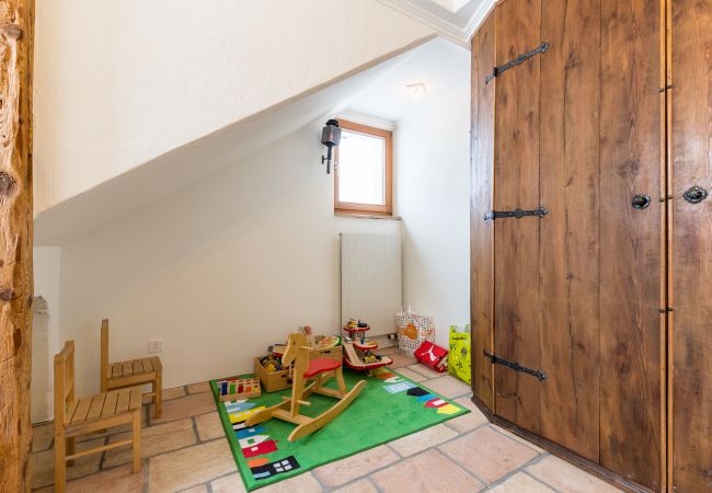Ferienwohnung in Tarasp - Chasa La Tschuffa: Exklusives Haus mit 4.5-Zimmer Maisonette am Fusse des Schloss Tarasp Ferienwohnung in Tarasp - Chasa La Tschuffa: Exklusives Haus mit 4.5-Zimmer Maisonette am Fusse des Schloss Tarasp