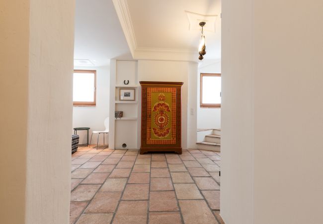 Ferienwohnung in Tarasp - Chasa La Tschuffa: Exklusives Haus mit 4.5-Zimmer Maisonette am Fusse des Schloss Tarasp Ferienwohnung in Tarasp - Chasa La Tschuffa: Exklusives Haus mit 4.5-Zimmer Maisonette am Fusse des Schloss Tarasp