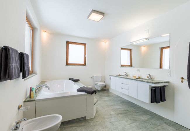 Ferienwohnung in Tarasp - Chasa La Tschuffa: Exklusives Haus mit 4.5-Zimmer Maisonette am Fusse des Schloss Tarasp Ferienwohnung in Tarasp - Chasa La Tschuffa: Exklusives Haus mit 4.5-Zimmer Maisonette am Fusse des Schloss Tarasp