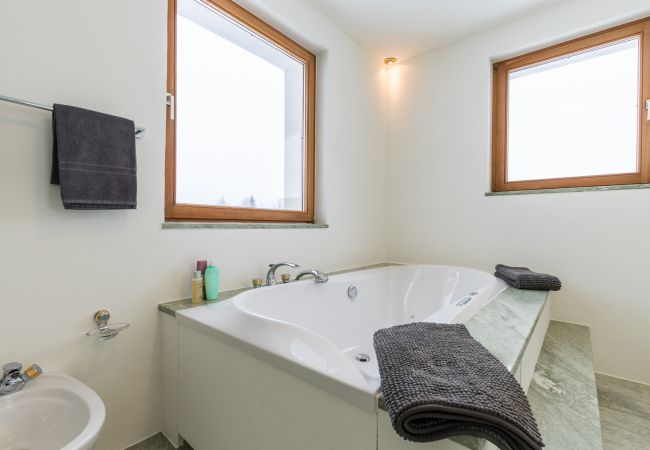Ferienwohnung in Tarasp - Chasa La Tschuffa: Exklusives Haus mit 4.5-Zimmer Maisonette am Fusse des Schloss Tarasp Ferienwohnung in Tarasp - Chasa La Tschuffa: Exklusives Haus mit 4.5-Zimmer Maisonette am Fusse des Schloss Tarasp