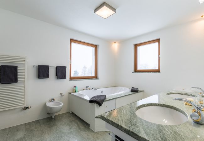Ferienwohnung in Tarasp - Chasa La Tschuffa: Exklusives Haus mit 4.5-Zimmer Maisonette am Fusse des Schloss Tarasp Ferienwohnung in Tarasp - Chasa La Tschuffa: Exklusives Haus mit 4.5-Zimmer Maisonette am Fusse des Schloss Tarasp