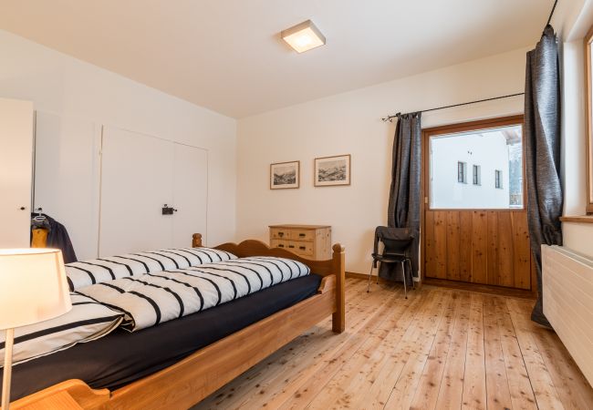 Ferienwohnung in Tarasp - Chasa La Tschuffa: Exklusives Haus mit 4.5-Zimmer Maisonette am Fusse des Schloss Tarasp Ferienwohnung in Tarasp - Chasa La Tschuffa: Exklusives Haus mit 4.5-Zimmer Maisonette am Fusse des Schloss Tarasp