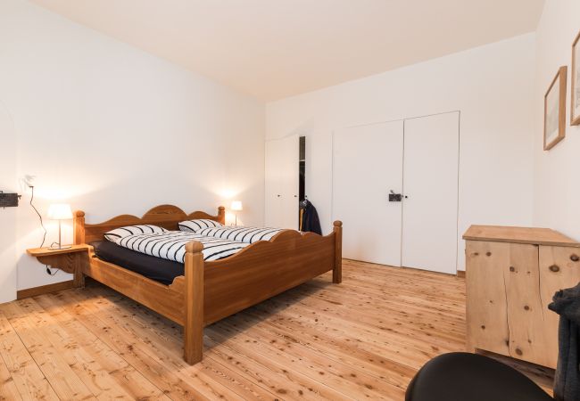 Ferienwohnung in Tarasp - Chasa La Tschuffa: Exklusives Haus mit 4.5-Zimmer Maisonette am Fusse des Schloss Tarasp Ferienwohnung in Tarasp - Chasa La Tschuffa: Exklusives Haus mit 4.5-Zimmer Maisonette am Fusse des Schloss Tarasp
