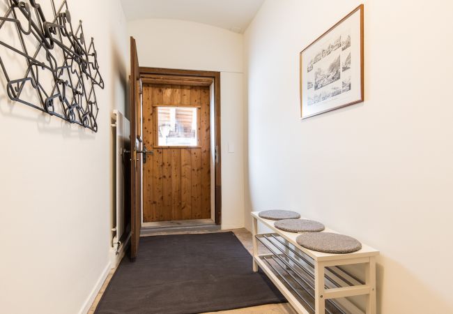 Ferienwohnung in Tarasp - Chasa La Tschuffa: Exklusives Haus mit 4.5-Zimmer Maisonette am Fusse des Schloss Tarasp Ferienwohnung in Tarasp - Chasa La Tschuffa: Exklusives Haus mit 4.5-Zimmer Maisonette am Fusse des Schloss Tarasp