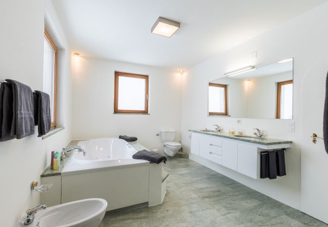 Ferienwohnung in Tarasp - Chasa La Tschuffa: Exklusives Haus mit 4.5-Zimmer Maisonette am Fusse des Schloss Tarasp Ferienwohnung in Tarasp - Chasa La Tschuffa: Exklusives Haus mit 4.5-Zimmer Maisonette am Fusse des Schloss Tarasp