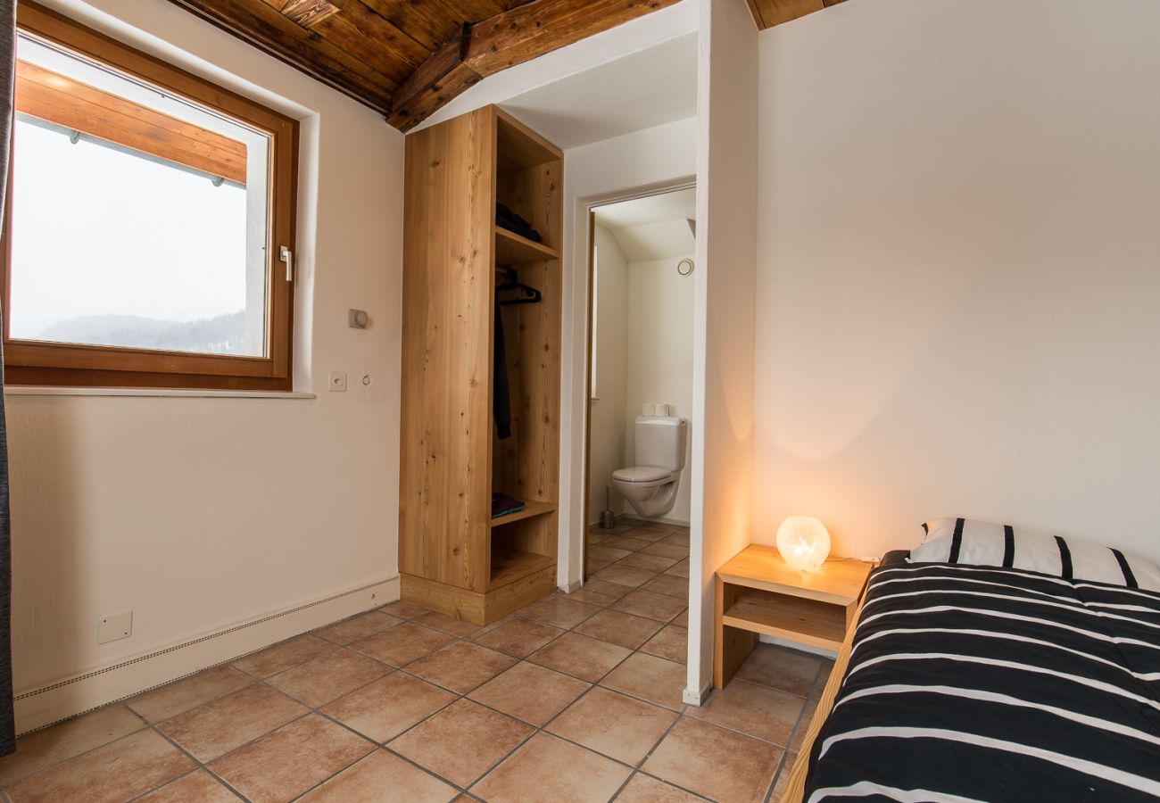 Ferienwohnung in Tarasp - CHASA LA TSCHUFFA: EXKLUSIVES HAUS MIT 4.5-ZIMMER MAISONETTE AM FUSSE DES SCHLOSS TARASP