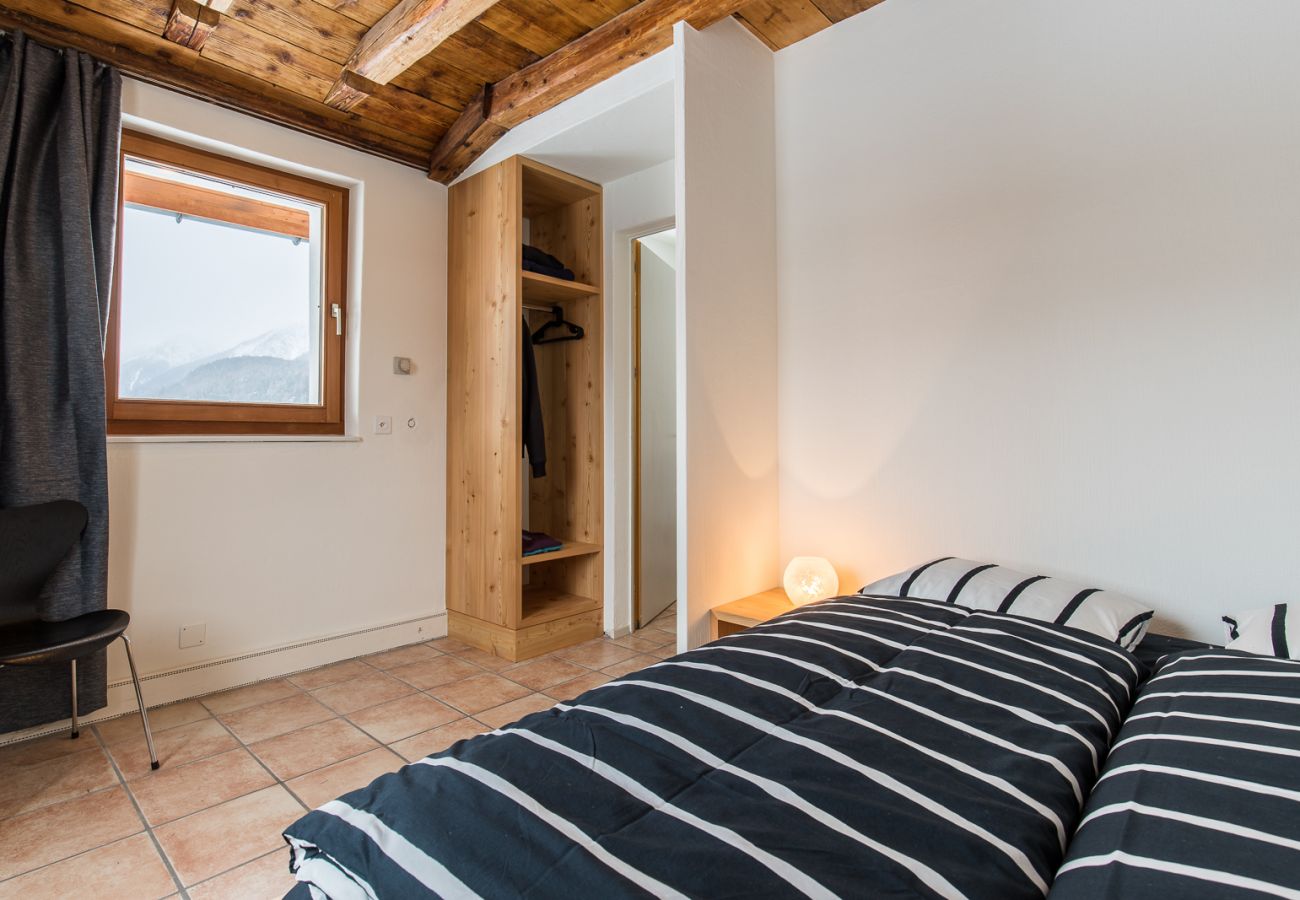 Ferienwohnung in Tarasp - CHASA LA TSCHUFFA: EXKLUSIVES HAUS MIT 4.5-ZIMMER MAISONETTE AM FUSSE DES SCHLOSS TARASP