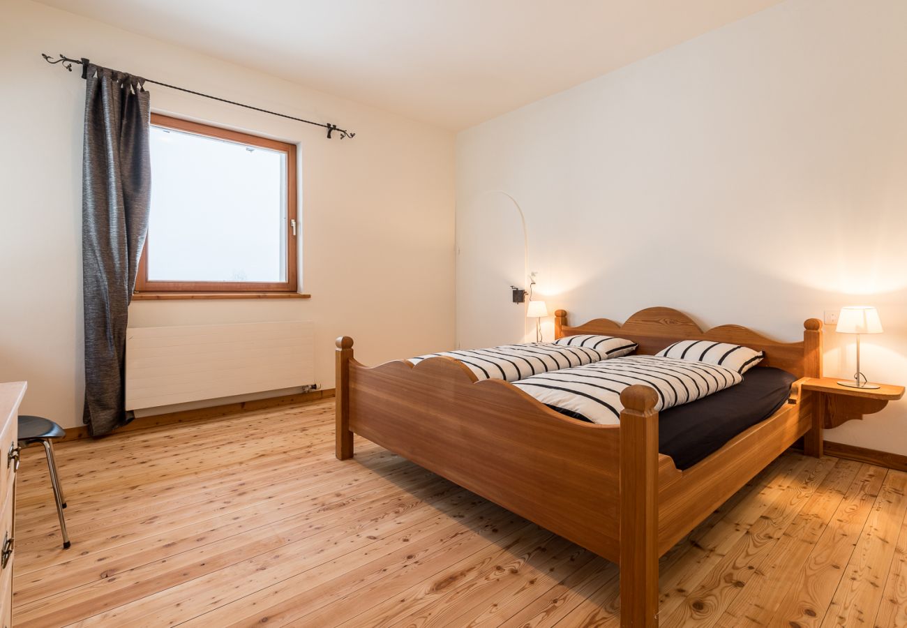 Ferienwohnung in Tarasp - CHASA LA TSCHUFFA: EXKLUSIVES HAUS MIT 4.5-ZIMMER MAISONETTE AM FUSSE DES SCHLOSS TARASP