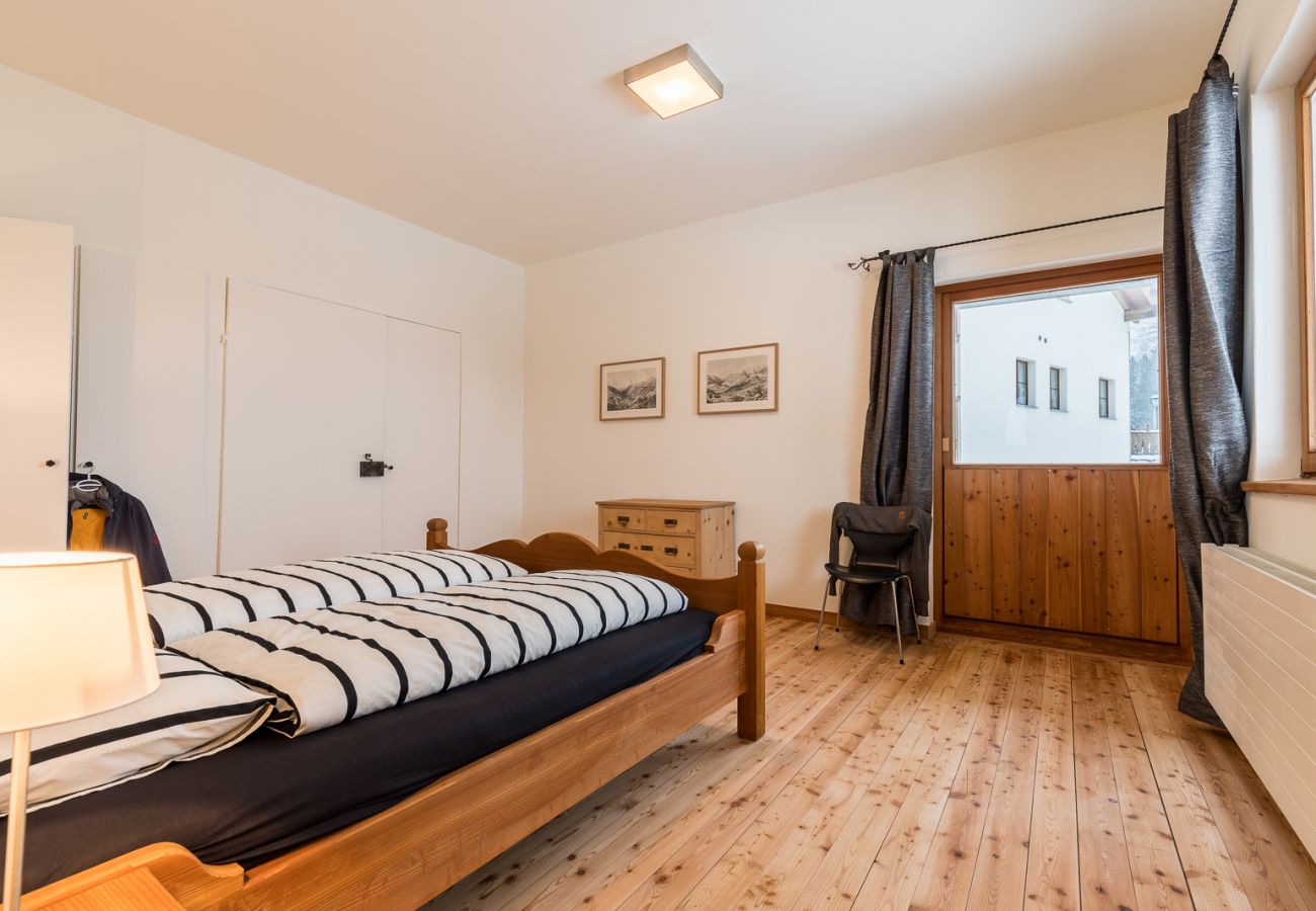 Ferienwohnung in Tarasp - CHASA LA TSCHUFFA: EXKLUSIVES HAUS MIT 4.5-ZIMMER MAISONETTE AM FUSSE DES SCHLOSS TARASP