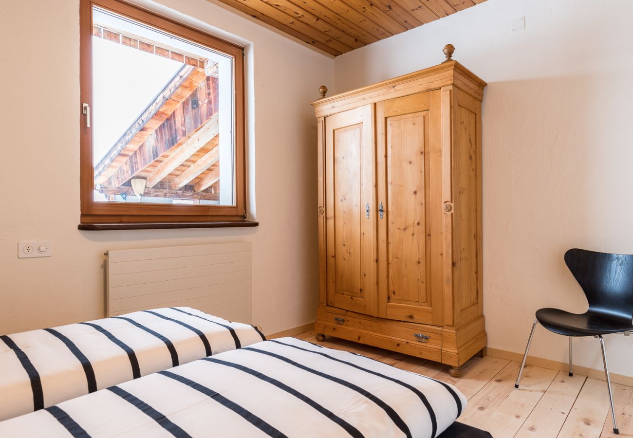 Ferienwohnung in Tarasp - CHASA LA TSCHUFFA: EXKLUSIVES HAUS MIT 4.5-ZIMMER MAISONETTE AM FUSSE DES SCHLOSS TARASP