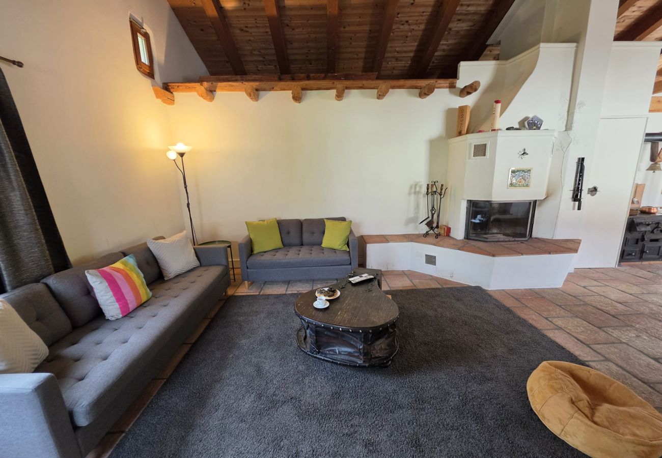 Ferienwohnung in Tarasp - Chasa La Tschuffa: Exklusives Haus mit 4.5-Zimmer Maisonette am Fusse des Schloss Tarasp