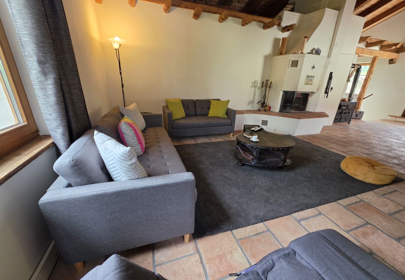 Ferienwohnung in Tarasp - Chasa La Tschuffa: Exklusives Haus mit 4.5-Zimmer Maisonette am Fusse des Schloss Tarasp
