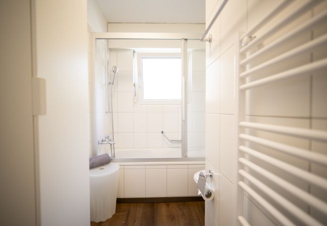 Ferienwohnung in Scuol - Brentschpark Nr. 33: Charmant renovierte 2.5-Zimmerwohnung im ruhig gelegenem Brentschpark Ferienwohnung in Scuol - Brentschpark Nr. 33: Charmant renovierte 2.5-Zimmerwohnung im ruhig gelegenem Brentschpark