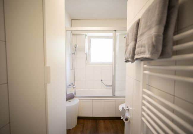 Ferienwohnung in Scuol - Brentschpark Nr. 33: Charmant renovierte 2.5-Zimmerwohnung im ruhig gelegenem Brentschpark Ferienwohnung in Scuol - Brentschpark Nr. 33: Charmant renovierte 2.5-Zimmerwohnung im ruhig gelegenem Brentschpark