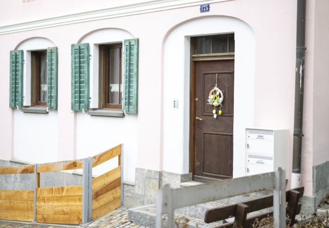 Studio in Scuol - CHASINA ROSA: GEMÜTLICHE 1.5 ZIMMER FERIENWOHNUNG DIREKT BEIM ENGADIN BAD SCUOL Studio in Scuol - CHASINA ROSA: GEMÜTLICHE 1.5 ZIMMER FERIENWOHNUNG DIREKT BEIM ENGADIN BAD SCUOL