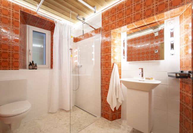 Studio in Scuol - CHASINA ROSA: GEMÜTLICHE 1.5 ZIMMER FERIENWOHNUNG DIREKT BEIM ENGADIN BAD SCUOL Studio in Scuol - CHASINA ROSA: GEMÜTLICHE 1.5 ZIMMER FERIENWOHNUNG DIREKT BEIM ENGADIN BAD SCUOL