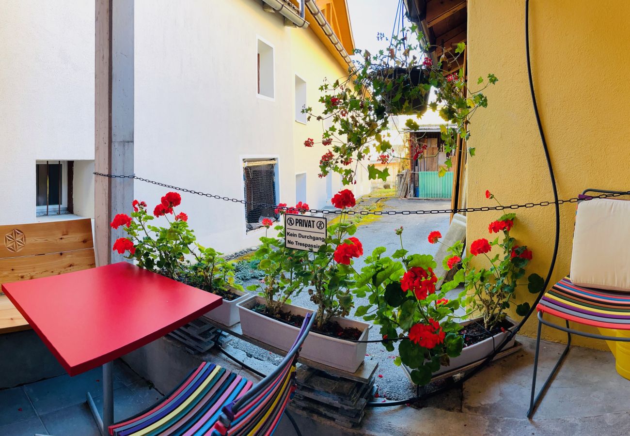 Studio in Scuol - CHASINA ROSA: GEMÜTLICHE 1.5 ZIMMER FERIENWOHNUNG DIREKT BEIM ENGADIN BAD SCUOL