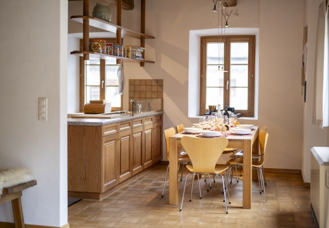 Ferienwohnung in Sent - Chasa Scaletta: Grosse Maisonettewohnung mit viel Charme mitten in Sent Ferienwohnung in Sent - Chasa Scaletta: Grosse Maisonettewohnung mit viel Charme mitten in Sent