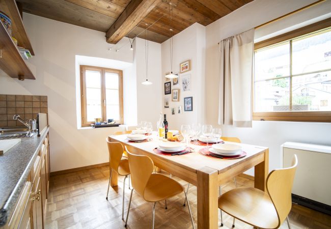 Ferienwohnung in Sent - Chasa Scaletta: Grosse Maisonettewohnung mit viel Charme mitten in Sent Ferienwohnung in Sent - Chasa Scaletta: Grosse Maisonettewohnung mit viel Charme mitten in Sent