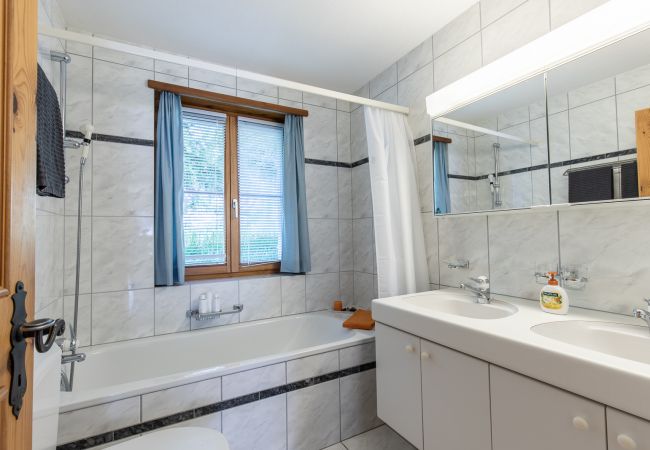 Ferienwohnung in Scuol - Chasa Val 735: Ruhige 3 ½-Zimmerwohnung mit Terrasse und Aussicht auf den Nationalpark Ferienwohnung in Scuol - Chasa Val 735: Ruhige 3 ½-Zimmerwohnung mit Terrasse und Aussicht auf den Nationalpark